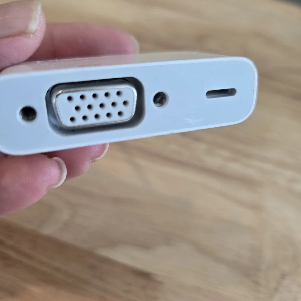 Apple 8-Pin‎ to VGA Adapter - White (A1439)